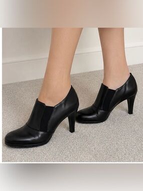 Naturalizer Black Leather Slip-On High-Heel Ankle Pumps